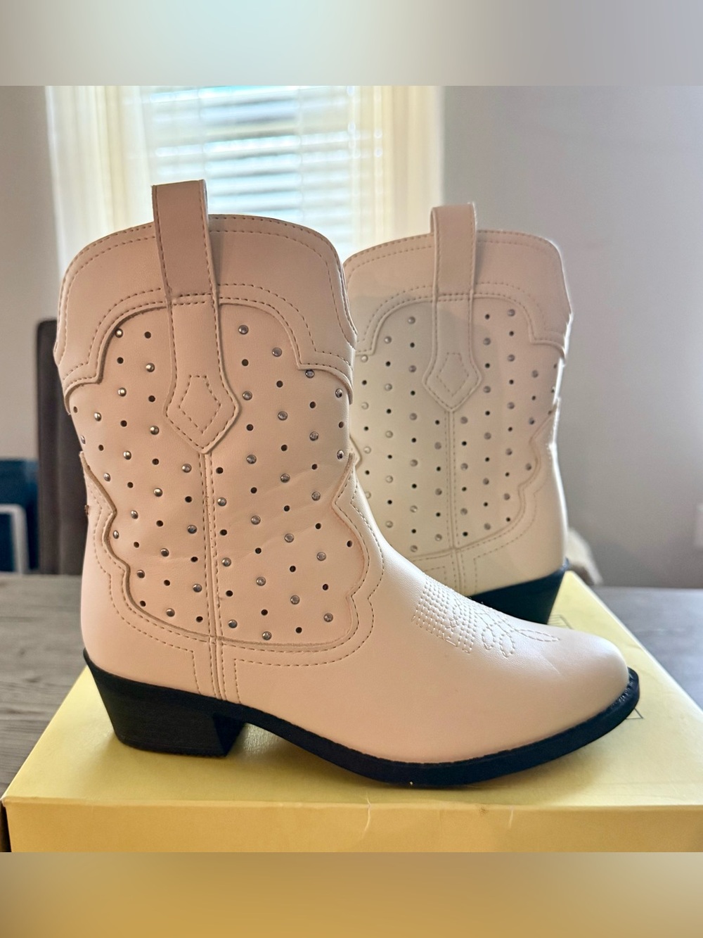 art class Trendy Off-White Girls Western Studded Pull-On Boots | Sz. 1✨NWB